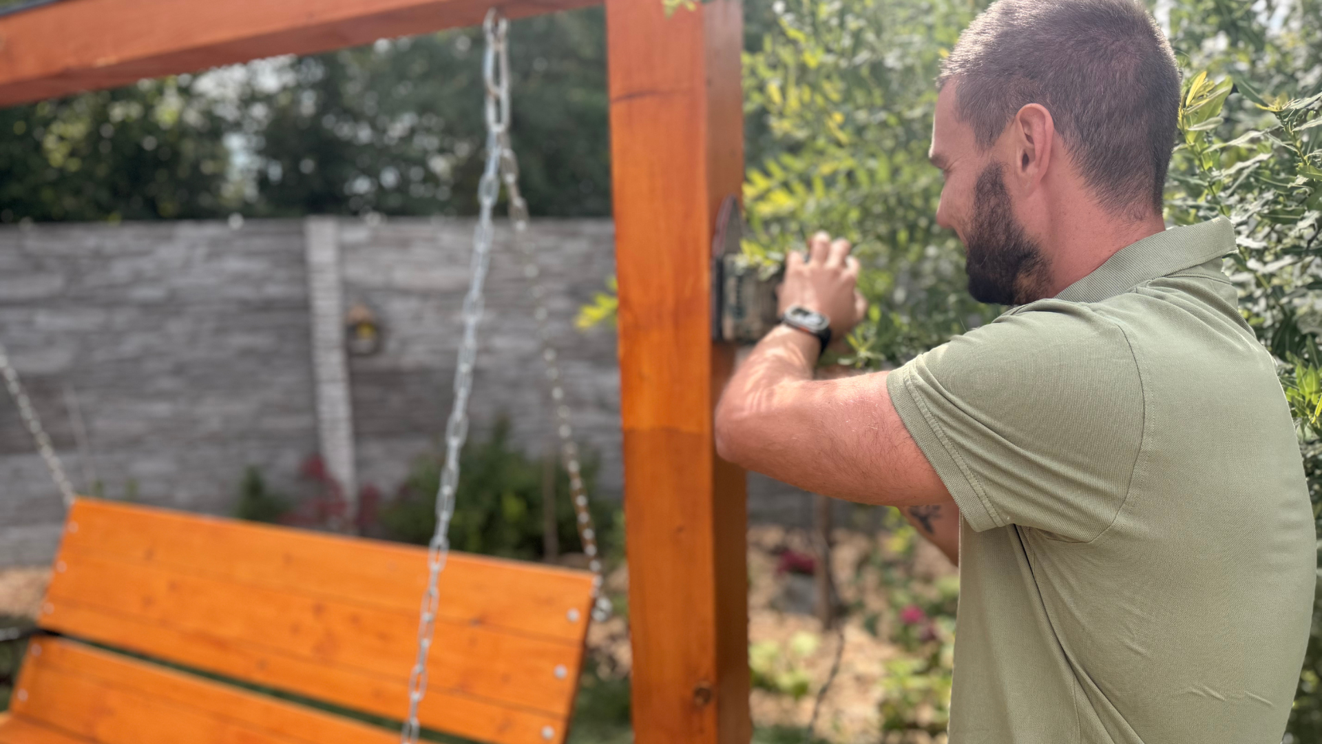 Jakub Petrák instaluje venkovní bezpečnostní kameru