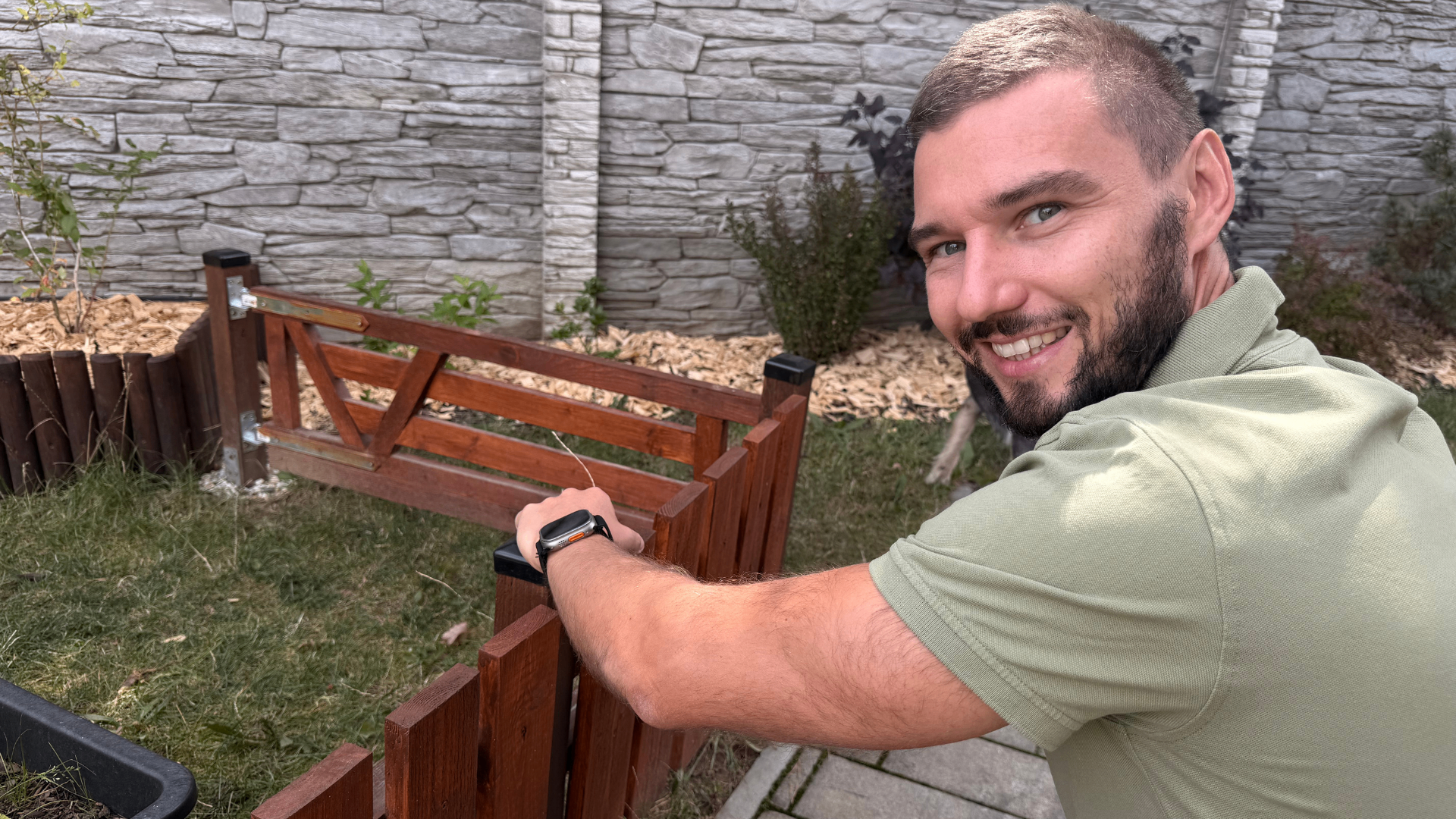 Jakub Petrák staví zahradní plot